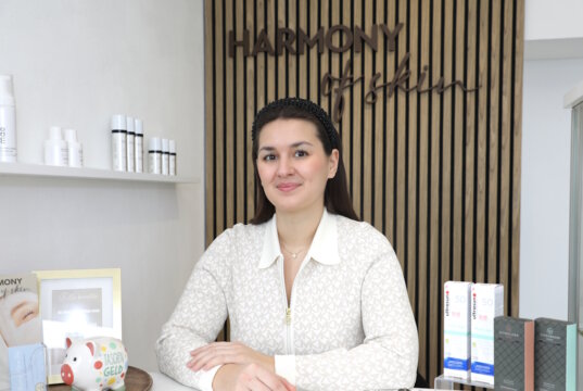 Sophie Lippe in ihrem Studio „Harmony of Skin“ an der Schützenstraße. Seit zwei Jahren arbeitet sie hier mit dem Schwerpunkt Maderotherapie und Kosmetik. (Foto: © Bastian Glumm)