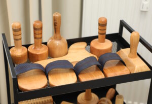 Im Behandlungsraum von „Harmony of Skin“ kommen unter anderem spezielle Holzwalzen für die Maderotherapie zum Einsatz. (Foto: © Bastian Glumm)