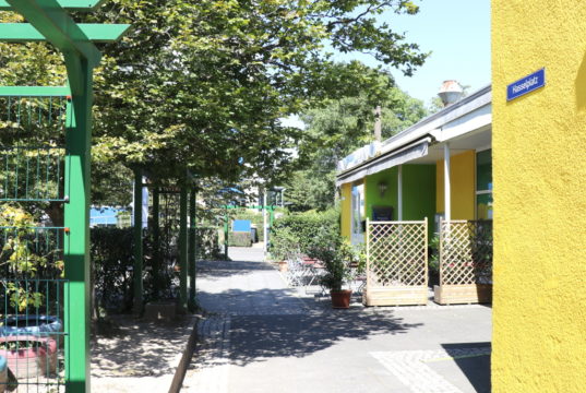 Die Hasseldelle hat ihre pittoresken Stellen, wie beispielsweise hier am "Hasselplatz" zwischen Restaurant und Genossenschaftsladen. (Foto: © Bastian Glumm)