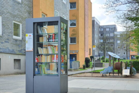 In der Hasseldelle steht seit kurzem ein öffentlicher Bücherschrank, der Bewohner und Interessierte zum Lesen und Verweilen einladen soll. (Foto: © Wir in der Hasseldelle)