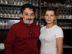 Mit den Eheleuten Marina (39) und Konstantinos (49) Kyziridis hält spätestens am 1. Januar die griechische Küche in das Restaurant Hasseldelle Einzug. (Foto: © Bastian Glumm)