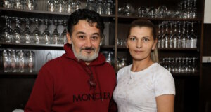 Mit den Eheleuten Marina (39) und Konstantinos (49) Kyziridis hält spätestens am 1. Januar die griechische Küche in das Restaurant Hasseldelle Einzug. (Foto: © Bastian Glumm)