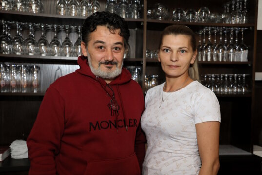 Mit den Eheleuten Marina (39) und Konstantinos (49) Kyziridis hält spätestens am 1. Januar die griechische Küche in das Restaurant Hasseldelle Einzug. (Foto: © Bastian Glumm)