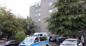In einem Mehrfamilienhaus an der Hasselstraße fand die Polizei am Donnerstagnachmittag fünf tote Kinder vor. (Foto: © Bastian Glumm)