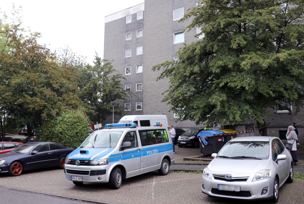 In einem Mehrfamilienhaus an der Hasselstraße fand die Polizei am Donnerstagnachmittag fünf tote Kinder vor. (Foto: © Bastian Glumm)