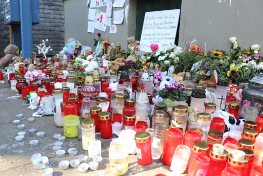 Die Anteilnahme der Solingerinnen und Solinger war groß, als im vergangenen September in der Hasseldelle fünf Kinder zu Tode kamen. Die Mutter muss sich nun vor dem Landgericht wegen Mordes verantworten. (Archivfoto: © Bastian Glumm)