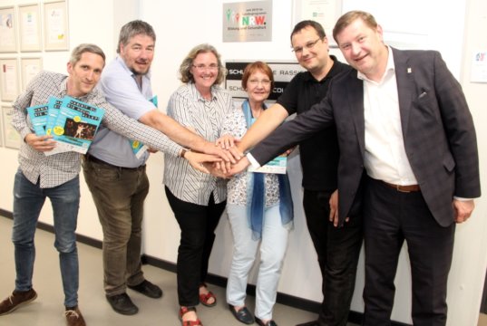 Arbeiten nicht nur am Freitag am Aktionstag der Geschwister-Scholl-Gesamtschule Hand in Hand zusammen: v.li Michael Roden (Stadtdienst Integration), Bernd Foitzik (Schulpastoral im Erzbistum Köln), Elke Mosebach-Garbade, Leiterin der Geschwister-Scholl-Schule, Felicitas Marx (Katholische Jugendagentur), Lehrer Patrick Kiesecker und Oberbürgermeister Tim Kurzbach. (Foto: © Bastian Glumm)