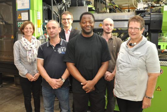 Freuen sich über die Förderung seitens der Arbeitsagentur: v.li. Ilona Schirmer-Zinßer, Geschäftsführerin der Firma Dr. Haubitz, Agon Hyseni, Fachkraft für Lagerlogistik, Martin Klebe, Chef der Agentur für Arbeit Solingen-Wuppertal, Ndi Nchanji Edmund, wird zum Werkzeugmechaniker Kunststoff-/Kautschuktechnik fortgebildet, Dennis Kainz, Verfahrensmechaniker Kunststoff/Kautschuk und Martina Wildförster, Qualifizierungsberaterin der Agentur für Arbeit Solingen-Wuppertal. (Foto: © Agentur für Arbeit)