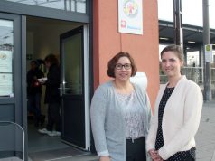 Melanie Müller-Spahn (li.) und Verena Zinn sind die beiden hauptamtlichen Mitarbeiterinnen in der Solinger Bahnhofsmission. Die beiden Frauen sorgen dafür, dass die Tür stets für alle Hilfesuchenden geöffnet ist. (Foto: © B. Glumm)