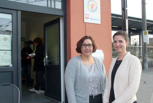 Melanie Müller-Spahn (li.) und Verena Zinn sind die beiden hauptamtlichen Mitarbeiterinnen in der Solinger Bahnhofsmission. Die beiden Frauen sorgen dafür, dass die Tür stets für alle Hilfesuchenden geöffnet ist. (Foto: © B. Glumm)