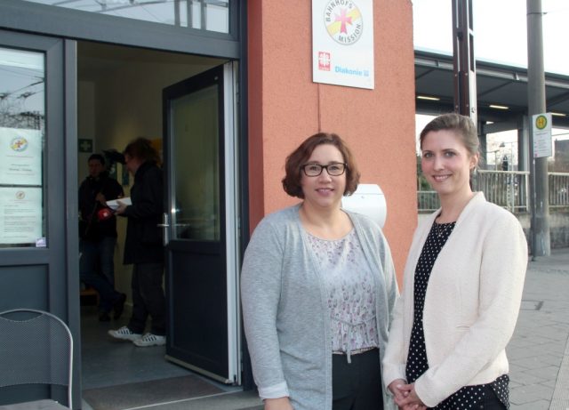 Melanie Müller-Spahn (li.) und Verena Zinn sind die beiden hauptamtlichen Mitarbeiterinnen in der Solinger Bahnhofsmission. Die beiden Frauen sorgen dafür, dass die Tür stets für alle Hilfesuchenden geöffnet ist. (Foto: © B. Glumm)