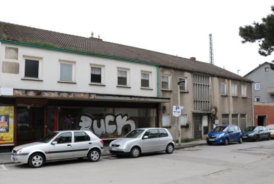 Um Platz für den Hotelneubau am Hauptbahnhof zu schaffen, müssen zunächst alte Gebäude abgerissen werden. Die Arbeiten dazu beginnen am Montag. (Foto: © Bastian Glumm)