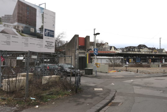 Derzeit keine Augenweide ist das Areal rund um den östlichen Ausgang aus dem Hauptbahnhof. Dort entsteht demnächst ein Hotel, auch soll der gesamte Platz schmucker werden. (Foto: © Bastian Glumm)