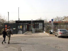 Der Zugang zum Hauptbahnhof und die Bike-Station an der Sauerbreystraße erhalten jetzt ein Dach, um das Erscheinungsbild zu verbessern, vor Witterungseinflüssen zu schützen und baulich zu schließen. (Foto: © Bastian Glumm)