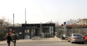 Der Zugang zum Hauptbahnhof und die Bike-Station an der Sauerbreystraße erhalten jetzt ein Dach, um das Erscheinungsbild zu verbessern, vor Witterungseinflüssen zu schützen und baulich zu schließen. (Foto: © Bastian Glumm)