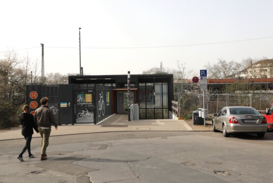 Der Zugang zum Hauptbahnhof und die Bike-Station an der Sauerbreystraße erhalten jetzt ein Dach, um das Erscheinungsbild zu verbessern, vor Witterungseinflüssen zu schützen und baulich zu schließen. (Foto: © Bastian Glumm)