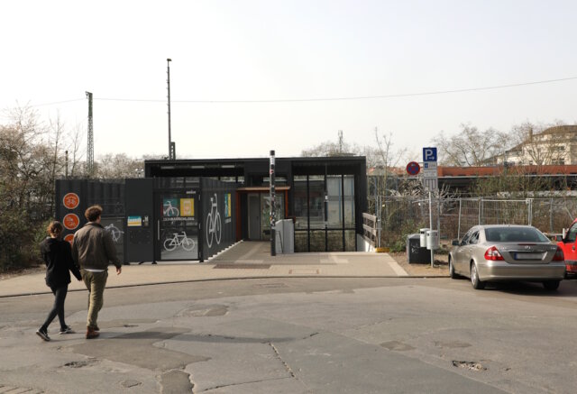 Der Zugang zum Hauptbahnhof und die Bike-Station an der Sauerbreystraße erhalten jetzt ein Dach, um das Erscheinungsbild zu verbessern, vor Witterungseinflüssen zu schützen und baulich zu schließen. (Foto: © Bastian Glumm)