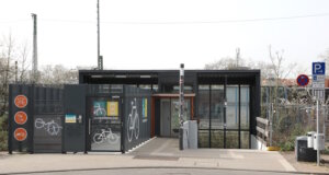 Bekommen ein Dach: Der Zugang zum Hauptbahnhof und die Bike-Station an der Sauerbreystraße in Ohligs. (Foto: © Bastian Glumm)