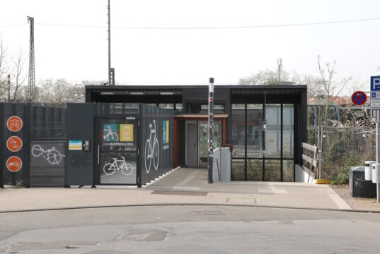 Bekommen ein Dach: Der Zugang zum Hauptbahnhof und die Bike-Station an der Sauerbreystraße in Ohligs. (Foto: © Bastian Glumm)