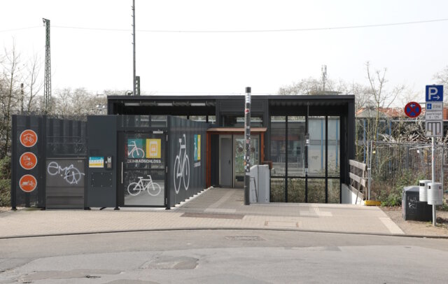 Bekommen ein Dach: Der Zugang zum Hauptbahnhof und die Bike-Station an der Sauerbreystraße in Ohligs. (Foto: © Bastian Glumm)