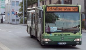Das Solinger Busunternehmen Wiedenhoff beteiligt sich mit sechs Gelenkfahrzeugen am Schienenersatzverkehr. (Foto: © Tim Oelbermann)