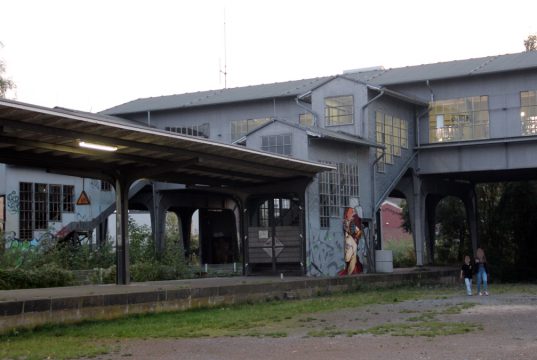 Die alte, geschlossene Fahrgastbrücke wurde Anfang des 20. Jahrhunderts als Stahlkonstruktion errichtet. Über sie gelangten Bahnreisende vom neuen Empfangsgebäude des ehemaligen Hauptbahnhofs zu den Gleisen. (Archivfoto: © Bastian Glumm)