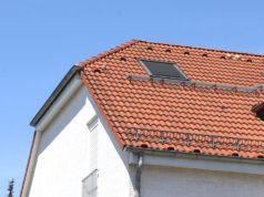 Die Sonne heizt gerade Dachräume oft auf über 35 Grad Celsius auf und macht das Wohnen zur Qual. Die Verbraucherzentrale bietet eine Hitzeschutzberatung an. (Foto: © Bastian Glumm)