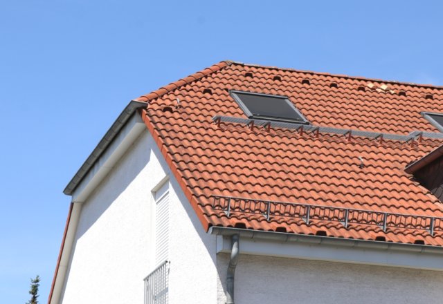 Die Sonne heizt gerade Dachräume oft auf über 35 Grad Celsius auf und macht das Wohnen zur Qual. Die Verbraucherzentrale bietet eine Hitzeschutzberatung an. (Foto: © Bastian Glumm)