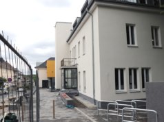 Rund 3,5 Millionen Euro wurden in das Haus der Jugend investiert. Derzeit finden noch Arbeiten auf den Außenflächen statt. (Foto: © Bastian Glumm)