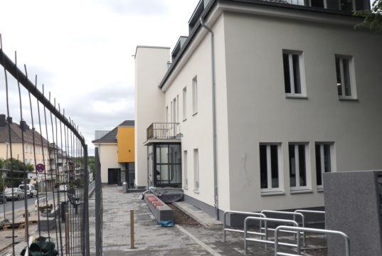 Rund 3,5 Millionen Euro wurden in das Haus der Jugend investiert. Derzeit finden noch Arbeiten auf den Außenflächen statt. (Foto: © Bastian Glumm)