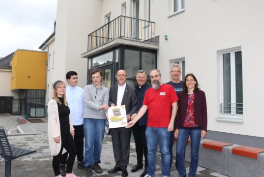 Das grundsanierte Haus der Jugend an der Dorper ist fertig: v.li. Luisa vom Steeg (Haus der Jugend), Sabri und Dennis, Stadtdirektor Hartmut Hoferichter, Markus Lütke Lordemann (Stadtdienst Stadtentwicklung), Stefan Ermertz (Haus der Jugend) Jürgen Bürger (Jugendförderung) und Miriam Macdonald (Stadtdienst Stadtentwicklung). (Foto: © Bastian Glumm)