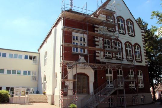 Das Gräfrather Haus der Jugend, das "Fritz-Gräbe-Haus" an der Nibelungenstraße, wird saniert. Ein weiterer Teil des ersten und das gesamte zweite Obergeschoss des Altbaus sollen nutzbar gemacht werden. (Foto: © B. Glumm)