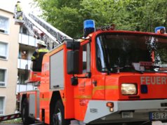 Auf der Balkonseite des Gebäudes am Hegelring wurde vorsorglich eine Drehleiter in Stellung gebracht. (Foto: © Das SolingenMagazin)