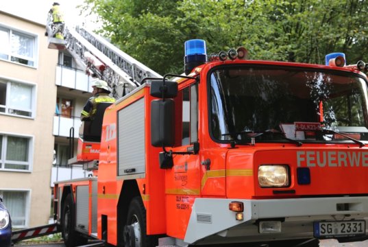 Auf der Balkonseite des Gebäudes am Hegelring wurde vorsorglich eine Drehleiter in Stellung gebracht. (Foto: © Das SolingenMagazin)