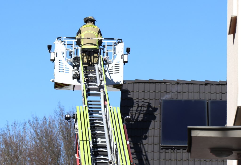 Die Feuerwehr kontrollierte mit einer Wärmebildkamera die Solaranlage und setzte dazu eine Drehleiter ein. (Foto: © Bastian Glumm)
