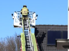 Die Feuerwehr kontrollierte mit einer Wärmebildkamera die Solaranlage und setzte dazu eine Drehleiter ein. (Foto: © Bastian Glumm)