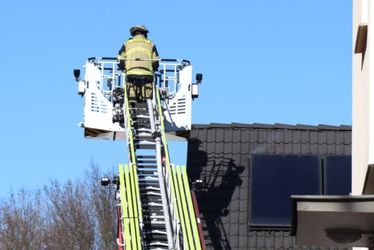 Die Feuerwehr kontrollierte mit einer Wärmebildkamera die Solaranlage und setzte dazu eine Drehleiter ein. (Foto: © Bastian Glumm)