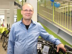 Heike Legewie muss umdenken, denn derzeit darf der Solinger Unternehmer seine Verkaufsfläche am Südpark nicht für den Publikumsverkehr öffnen. Der Inhaber von Zweirad Legewie hat sich den Umständen aber sehr pragmatisch angepasst. (Archivfoto: © Bastian Glumm)
