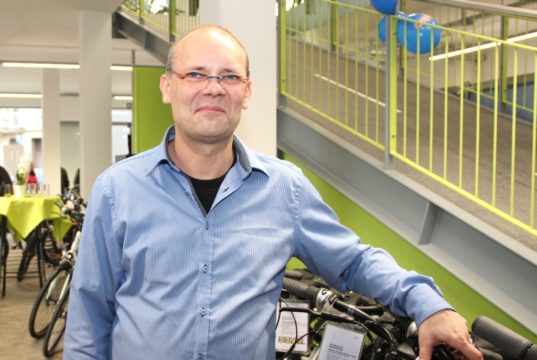 Heike Legewie muss umdenken, denn derzeit darf der Solinger Unternehmer seine Verkaufsfläche am Südpark nicht für den Publikumsverkehr öffnen. Der Inhaber von Zweirad Legewie hat sich den Umständen aber sehr pragmatisch angepasst. (Archivfoto: © Bastian Glumm)