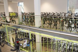 Der Verkaufsraum des Zweirad Centers Legewie am Südpark darf aufgrund der Corona-Krise derzeit nicht von Kunden betreten werden, das Geschäft ist geschlossen. (Archivfoto: © Bastian Glumm)