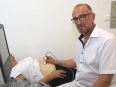 Heinrich Apfelstedt ist seit 19 Jahren als niedergelassener Chirurg in Solingen im Einsatz. Der 56-Jährige hat sich auf die Behandlung von Hernien, also Bauchwand-, Nabel- und Leistenbrüche, spezialisiert. (Foto: © Bastian Glumm)