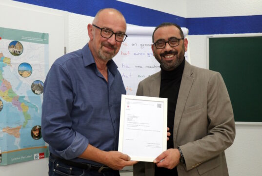 Sind stolz: Heinrich Apfelstedt (li.) legte erfolgreich die Prüfung für das B2-Sprachniveau Italienisch ab. Sprachlehrer Rosario Lo Vacco begleitete ihn auf dem Weg zum Examen. (Foto: © Bastian Glumm)