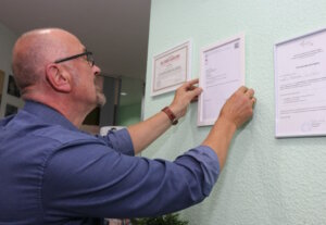 Das B2-Zeugnis von Heinrich Apfelstedt bekommt in den Räumen des Sprachstudios-Colibri einen Ehrenplatz an der Wand. (Foto: © Bastian Glumm)