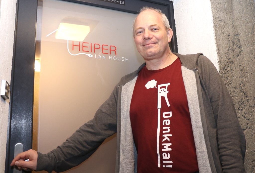 Seit zehn Jahren betreibt Peter Dübbert das „Heiper LAN House“ in Löhdorf, Gamer aus ganz Deutschland würden das Angebot sehr schätzen. (Foto: © Bastian Glumm)