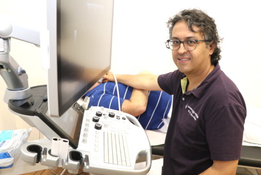 Gefäßchirurg Dr. Heitham Abu-Nasir ist seit zehn Jahren im Team der Chirurgisch-Orthopädischen Gemeinschaftspraxis Solingen. (Foto: © Bastian Glumm)