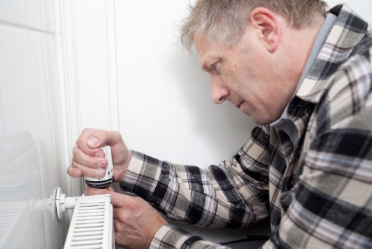 Wer seine Heizung regelmäßig vom SHK-Profi kontrollieren lässt, der kann den Winter sorglos kommen lassen. (Foto: © Institut für Wärme und Oeltechnik)