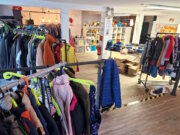 Die Anlaufstelle der Helfenden Schirme an der Linkgasse: Beim Trödelbasar am Sonntag können Besucher in Kleidung, Spielzeug und Alltagsgegenständen stöbern und gleichzeitig soziale Projekte unterstützen. (Archivfoto: © Bastian Glumm)