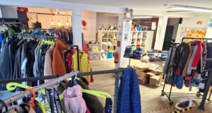 Die Anlaufstelle der Helfenden Schirme an der Linkgasse: Beim Trödelbasar am Sonntag können Besucher in Kleidung, Spielzeug und Alltagsgegenständen stöbern und gleichzeitig soziale Projekte unterstützen. (Archivfoto: © Bastian Glumm)