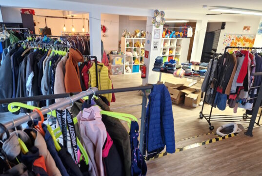 Die Anlaufstelle der Helfenden Schirme an der Linkgasse: Beim Trödelbasar am Sonntag können Besucher in Kleidung, Spielzeug und Alltagsgegenständen stöbern und gleichzeitig soziale Projekte unterstützen. (Archivfoto: © Bastian Glumm)