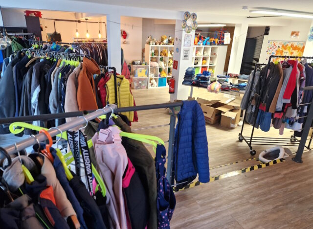 helfende-schirme-anlaufstelle-troedel Die Anlaufstelle der Helfenden Schirme an der Linkgasse: Beim Trödelbasar am Sonntag können Besucher in Kleidung, Spielzeug und Alltagsgegenständen stöbern und gleichzeitig soziale Projekte unterstützen. (Archivfoto: © Bastian Glumm)